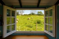 Leer meer over voorzetramen: isolatie en energiebesparing in één