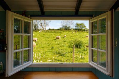 Leer meer over voorzetramen: isolatie en energiebesparing in één